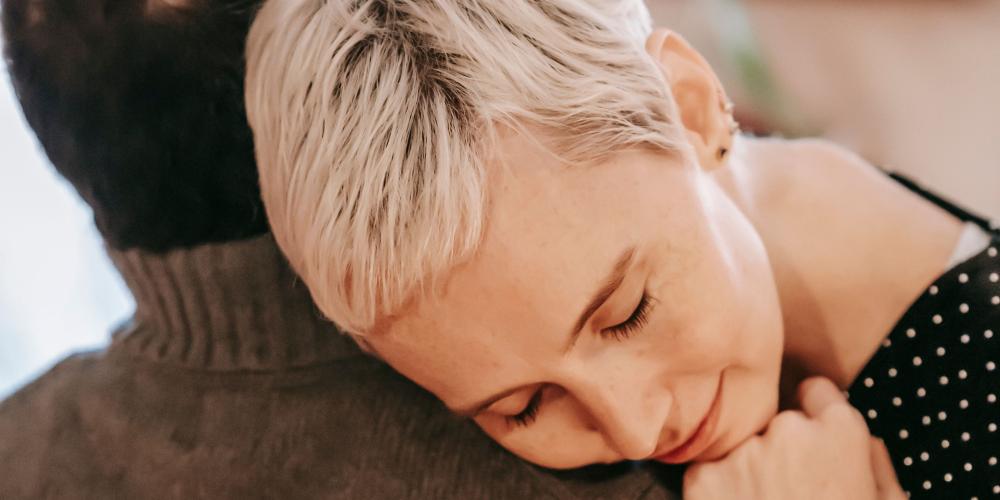 Vrouw rust met hoofd - warm en ogen dicht - op schouder vriend