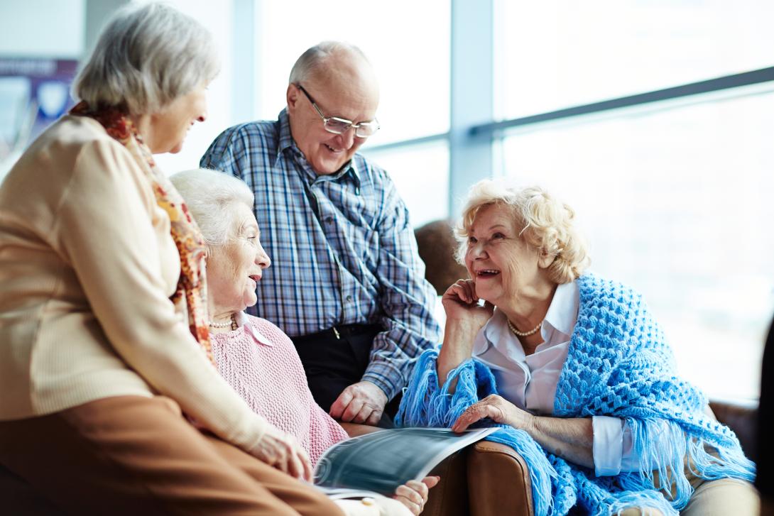 Een groep ouderen die glimlachen