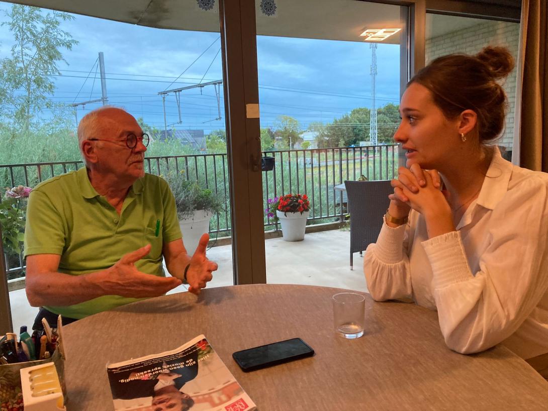 Sara stafmedewerker educatie Oost-Vlaanderen met persoon met dementie Antoon