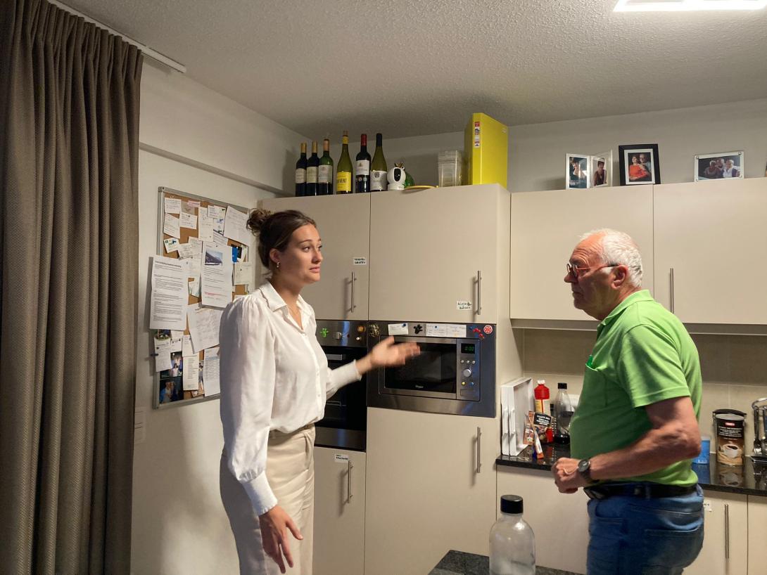 Sara stafmedewerker educatie Oost-Vlaanderen met persoon met dementie Antoon