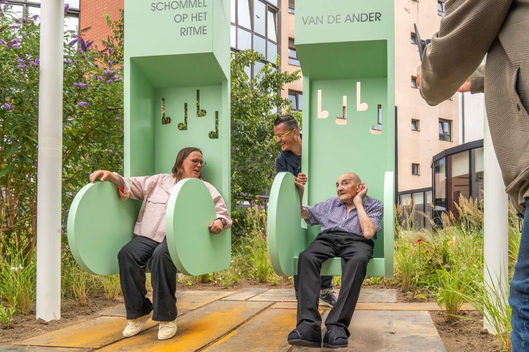 Bewoners van het zorgcentrum op de dementieschommel