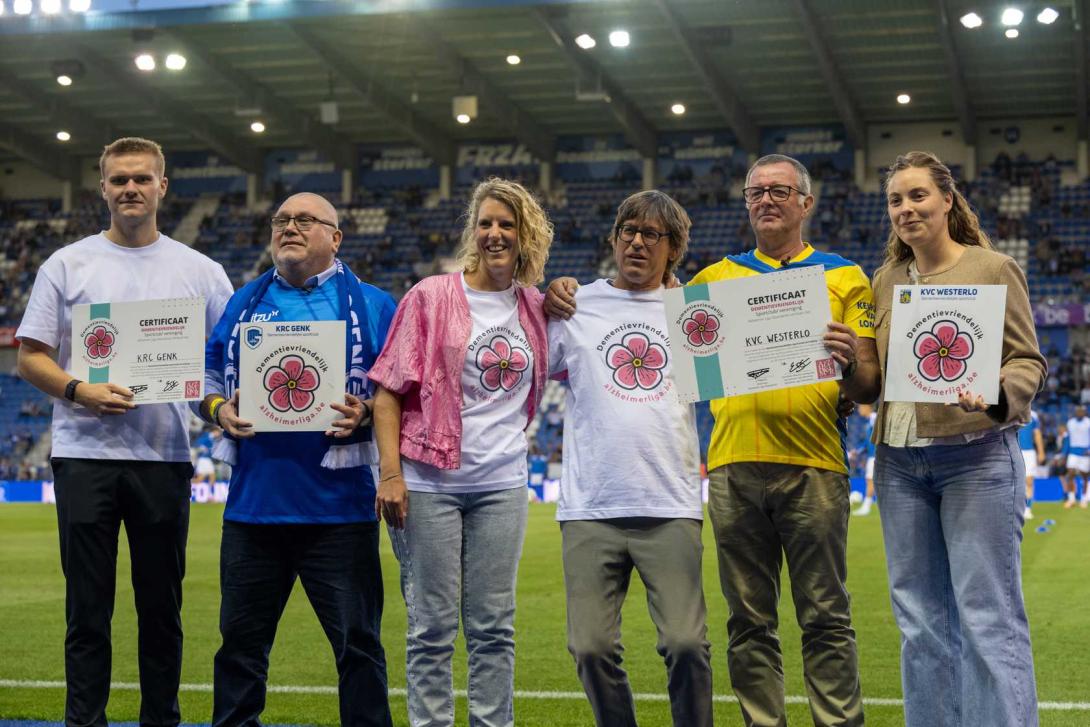 Overhandiging van dementievriendelijke voetbalstadion certificaat