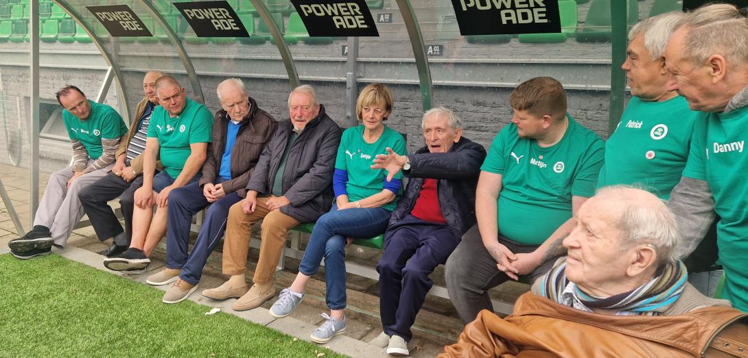 Supporters met dementie halen herinneringen op in de dugout va SK Lommel