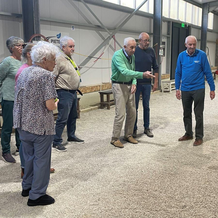 Mensen spelen petanque in sporthal Stekene