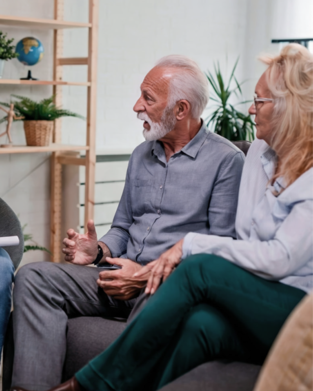 ouder koppel in gesprek met huisarts