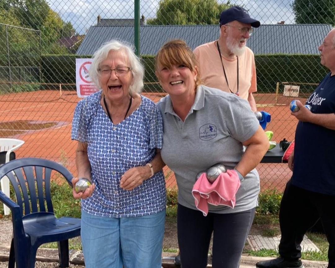 Twee uitgelaten dames beleven plezier met petanque