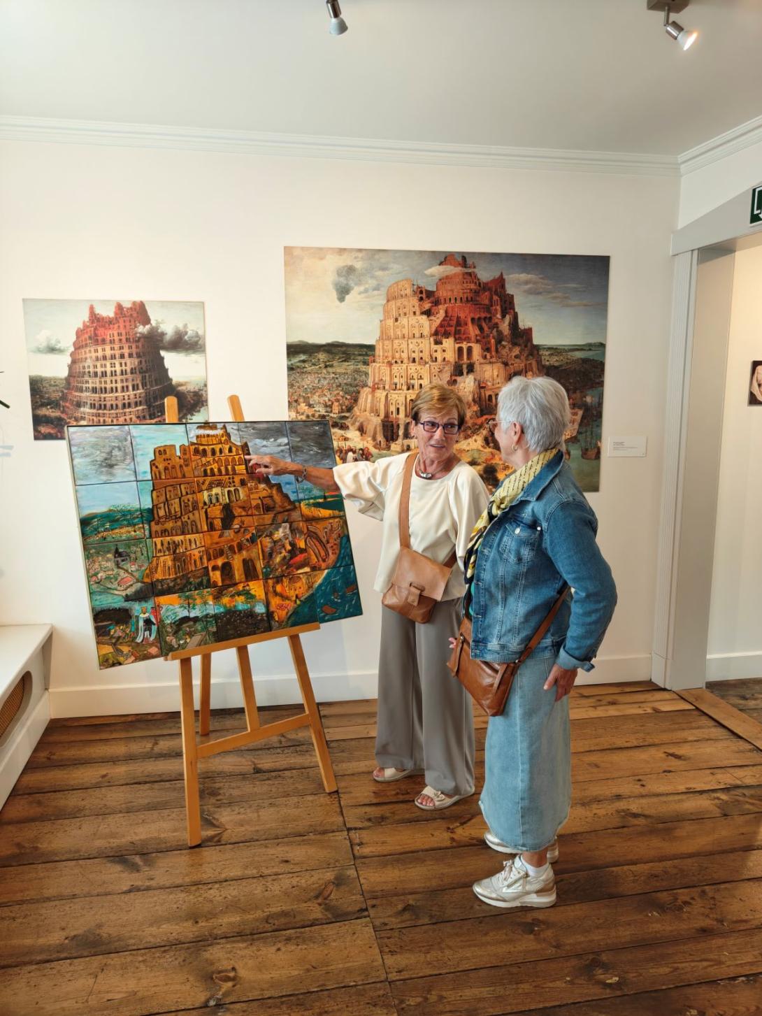 Eerste bezoekers tentoonstelling Herschilderingen in Bruegelmuseum
