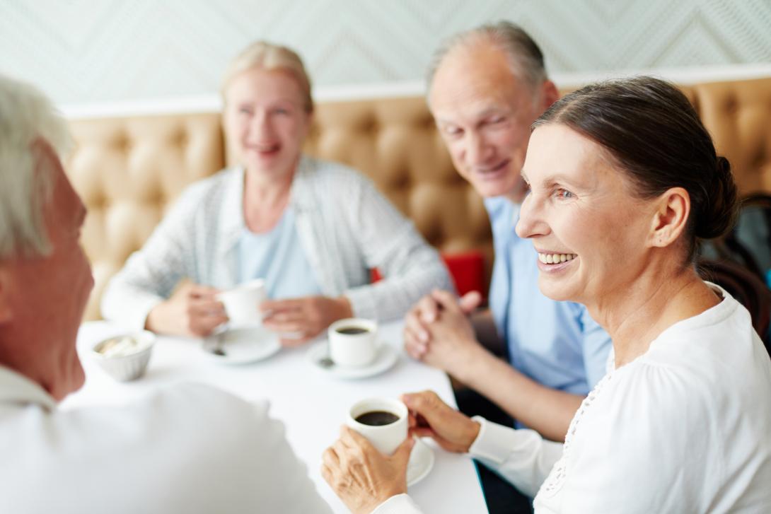 Een groep ouderen rond een tafel